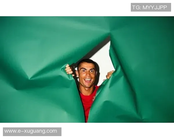 足球明星在沙滩上的真实生活瞬间展现魅力与风采